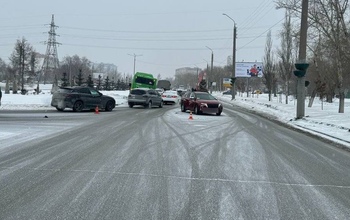 В Оренбурге зеленый автобус столкнулся с КАМАЗом и автомобилем Hyundai