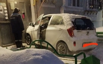 В Оренбурге на Салмышской автоледи протаранила подъезд многоэтажки