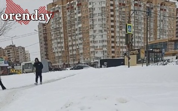 Пожилым оренбуржцам из-за заваленных снегом тротуаров всё сложнее пройти от дома к остановкам