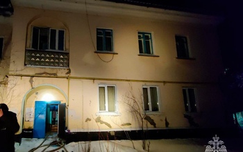 В Оренбурге из горящей квартиры спасатели вынесли мужчину без сознания