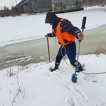 В Оренбурге начали распиловку льда на реке Урал 