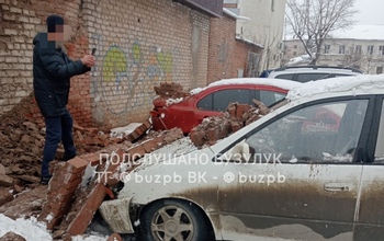 В Бузулуке кирпичная кладка хозпостройки рухнула на несколько автомобилей