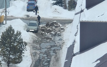 Неизвестные лица в Оренбурге перекрыли проезд по городской улице