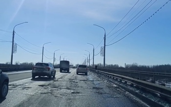В Оренбурге автомобильный мост через Урал вновь испещрён выбоинами