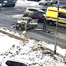 В Оренбурге в ЖК «Времена года» водитель снес несколько припаркованных автомобилей 