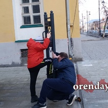 Оренбуржец на Советской сам прикрутил болты у шатающегося стереоскопа