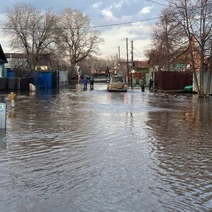 В Орске местные жители заметили проседающий грунт на дамбе 