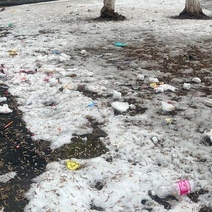 Оренбуржцы повадились выбрасывать мусор из окон многоэтажек, а весна вскрыла следы 