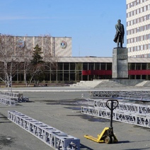 На главной площади Оренбурга началась подготовка к празднованию Дня Победы