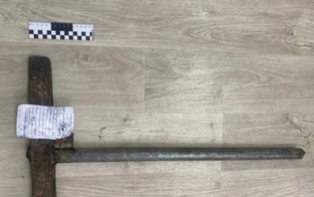 В Оренбуржье мужчина угрожал водителю колуном после попытки помочь с буксировкой авто 