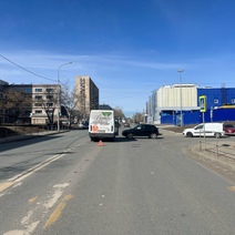 В Оренбурге на улице Уральской не смогли разъехаться микроавтобус и ВАЗ, пострадала пенсионерка