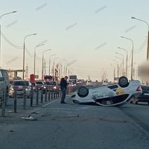 Под Оренбургом на Загородном шоссе такси въехало в ограждение и легло на крышу