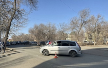 В Оренбурге столкнулись три легковушки, пострадал и случайный пешеход