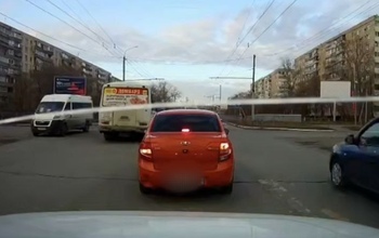 В Оренбурге водитель «Пазика» попался на нарушении благодаря случайной видеозаписи