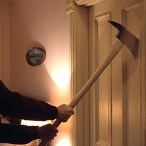 В Оренбурге пьяный мужчина взламывал соседскую дверь топором, доведя женщину и ребенка до истерики