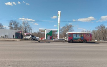 В Оренбурге пассажирский автобус «догнал» легковой автомобиль