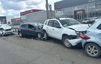 В Оренбурге на Нежинском шоссе произошло массовое ДТП с участием 5 машин