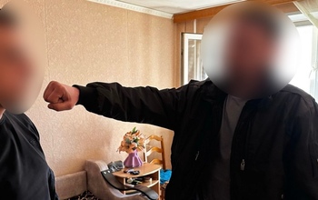 В Оренбурге мужчина избил бывшего сожителя своей жены, который помогал с заменой окна
