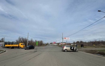 В Оренбурге 19-летний водитель устроил ДТП на перекрестке улиц Шарлыкское шоссе и Театральной