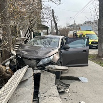 В Оренбурге на улице Комсомольской Kia жестко протаранила забор и дерево