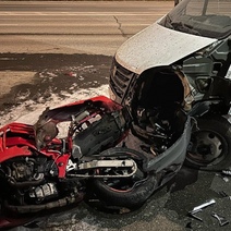 В Оренбурге мотоциклиста в ходе ДТП отбросило на припаркованную Газель