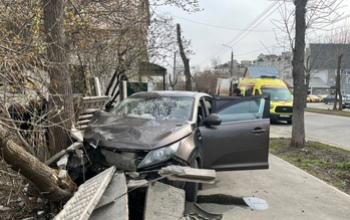 В Оренбурге на улице Комсомольской Kia жестко протаранила забор и дерево