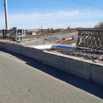 В Оренбурге на улице Терешковой обрушилось ограждение моста