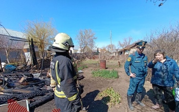 В Оренбурге на улице Орской в частном секторе произошел крупный пожар