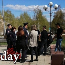 В Медногорске к возлагавшим цветы к памятнику В.И. Ленина нагрянули сотрудники полиции