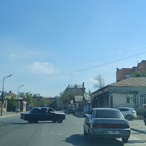 В Оренбурге автомобиль из свадебного кортежа совершил невероятные круги на проезжей части