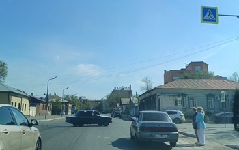 В Оренбурге автомобиль из свадебного кортежа совершил невероятные круги на проезжей части