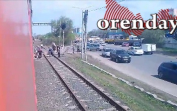 В Оренбурге электричка сбила подростка