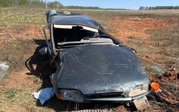 В Оренбуржье ВАЗ на скорости слетел в кювет, пострадали водитель и пассажирка