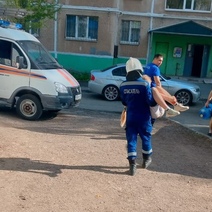 В Оренбурге спасатели спустили с крыши 11-летннюю девочку, проткнувшую ногу штырем