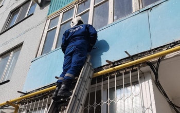 В Оренбурге, чтобы спасти женщину, пришлось лезть к ней в квартиру через окно