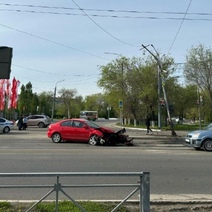 В Оренбурге автоледи врезалась в опору светофора на проспекте Победы 