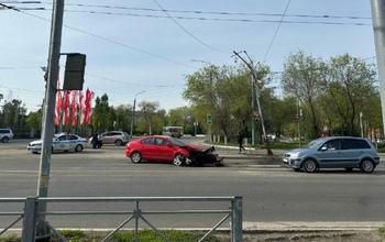 В Оренбурге автоледи врезалась в опору светофора на проспекте Победы 