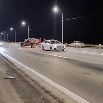 Под Оренбургом на Загородном шоссе на ограждении повисла легковушка