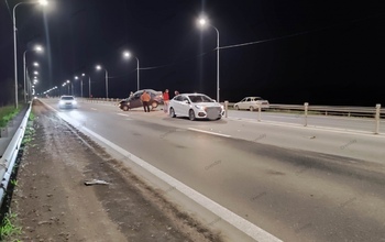 Под Оренбургом на Загородном шоссе на ограждении повисла легковушка