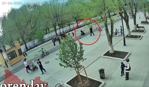 Девушка, избившая оренбурженку на Советской, скрылась от следствия