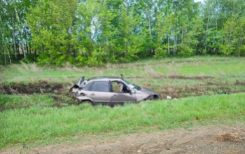 В Абдулинском районе в кювет слетел автомобиль LADA Granta, пострадали двое