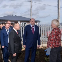 В ЖК «Звёздный» министра строительства РФ водили не по дорогам и тротуарам, а щебёнке и дощечкам