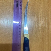 Оренбуржец пытался заставить друга купить у него автомобиль, но получив отказ, схватился за нож