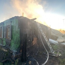 В Переволоцком районе сгорел нежилой дом вместе с 80-летней женщиной (18+)