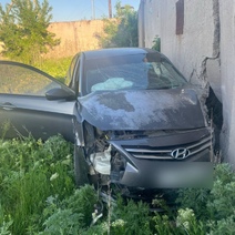 В Оренбурге водитель автомобиля Hyundai Solaris на скорости протаранил бетонный забор