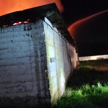 В Оренбуржье выгорел склад, возможно, после удара молнии