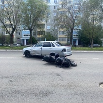 В Оренбурге «Лада Приора» протаранила мотоциклиста