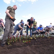 Высаживать цветы в Оренбурге начал Евгений Солнцев