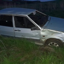 Пьяный и бесправный: в Оренбуржье водитель ВАЗа на скорости опрокинул машину в кювет