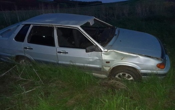 Пьяный и бесправный: в Оренбуржье водитель ВАЗа на скорости опрокинул машину в кювет